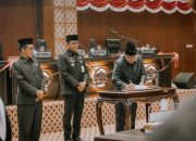 Pj Bupati Bersama Pimpinan DPRD Banyumas Setujui Empat Raperda