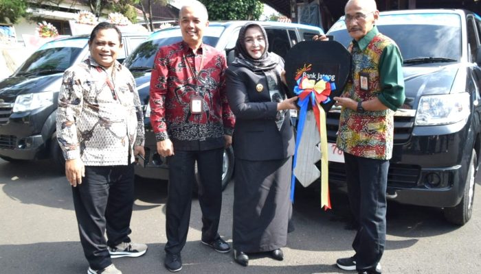 Pemkab Banyumas Serahkan Tiga Kendaraan Operasional untuk Dukung Penanganan Anak Tidak Sekolah