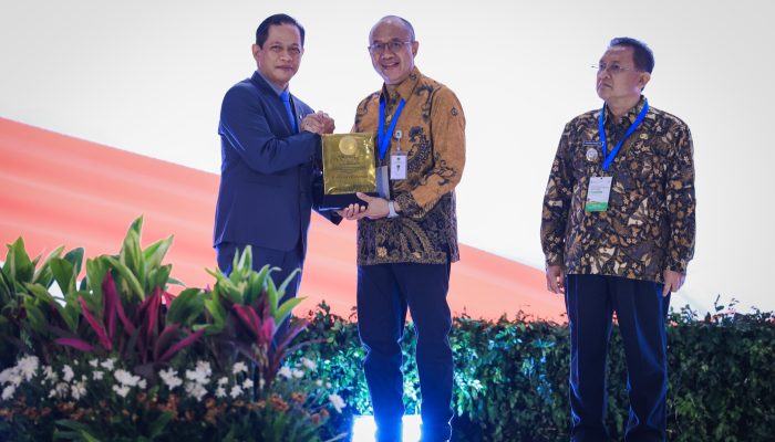 Banyumas Raih Sertifikat Menuju Kabupaten Bersih 2026