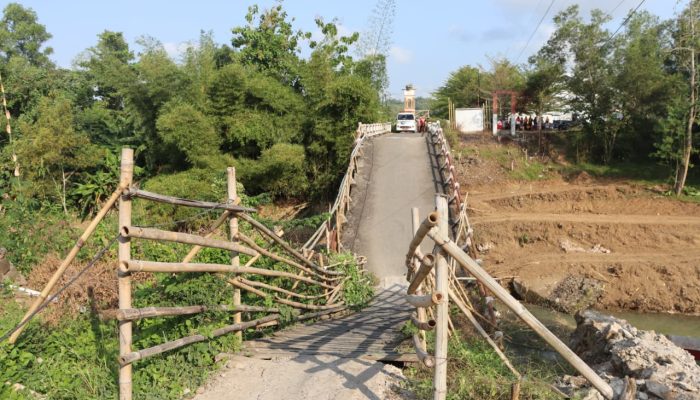 Selama Tiga Tahun, Warga Adisara dan Karanglewas Bertaruh Nyali di Jembatan Darurat. Kini Jembatan Lopasir Akhirnya Dibangun