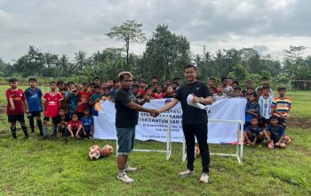 Gandeng GP Ansor Lemberang, Tim PKM UPGRIS Rintis Pembibitan Atlet Sepak Bola Sejak Dini di Banyumas