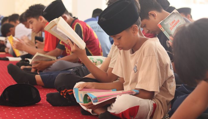 Melambat Sejenak untuk Bertumbuh, SMP IT Harapan Bunda Biasakan Siswa Membaca 15 Menit Setiap Pekan