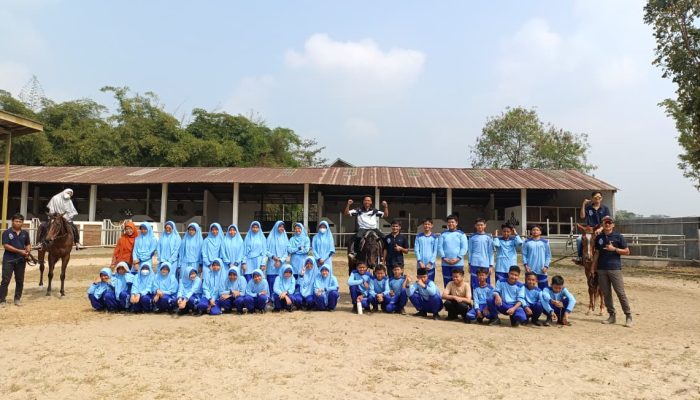 Belajar Mengendalikan Diri dari Atas Pelana, Siswa SMP IT Harapan Bunda Ikuti Outing Berkuda