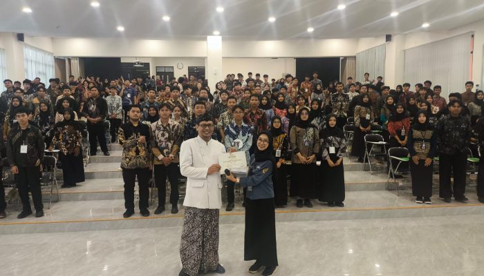 Budayawan NasSirun PurwOkartun Ajak Mahasiswa Baru Unsoed Belajar dari Tiga Leluhur Banyumas