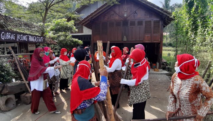 Membawa Babad Banyumas ke Bunyi Lesung