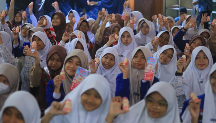 SMP IT Harapan Bunda dan Yakult Edukasi Kesehatan Pencernaan Siswa
